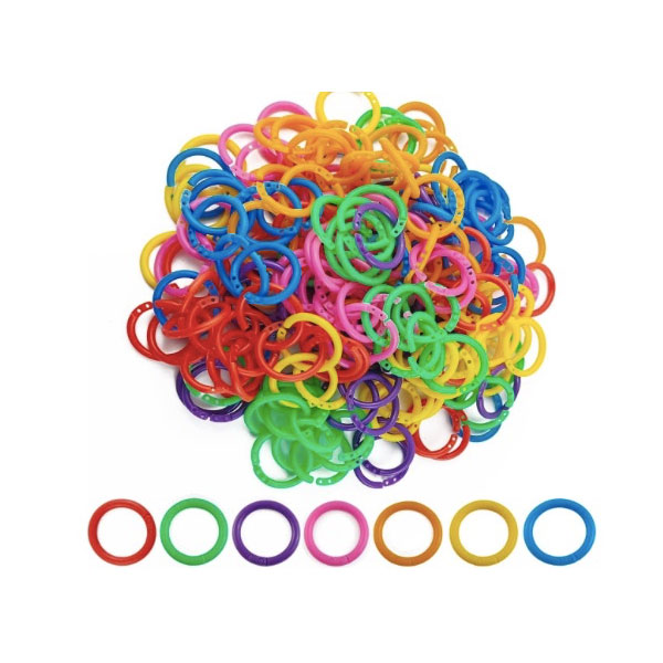 Forsinker aldringen av en rund bokring av løsblad i plast mot direkte sollys?